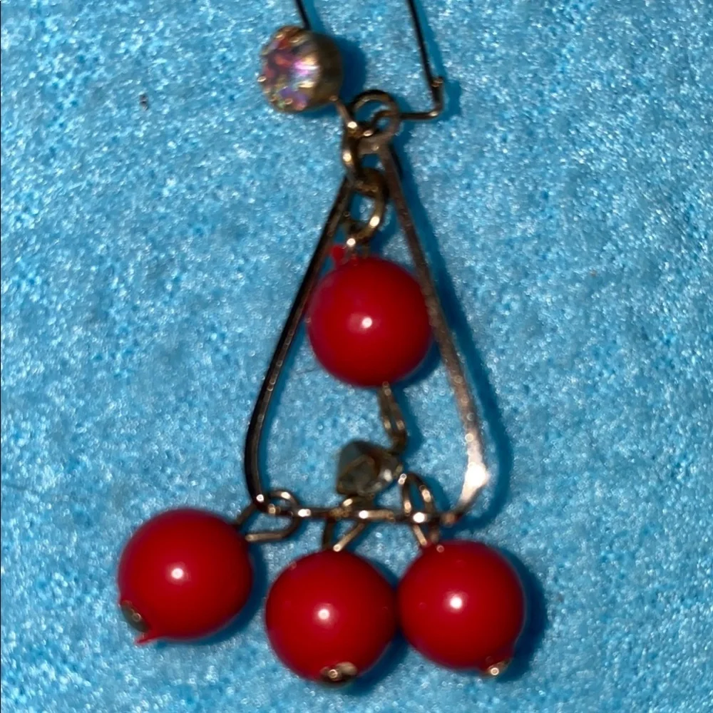 VINTAGE 1960’s red beads rhinestones gold tone pierced dangling earrings retro